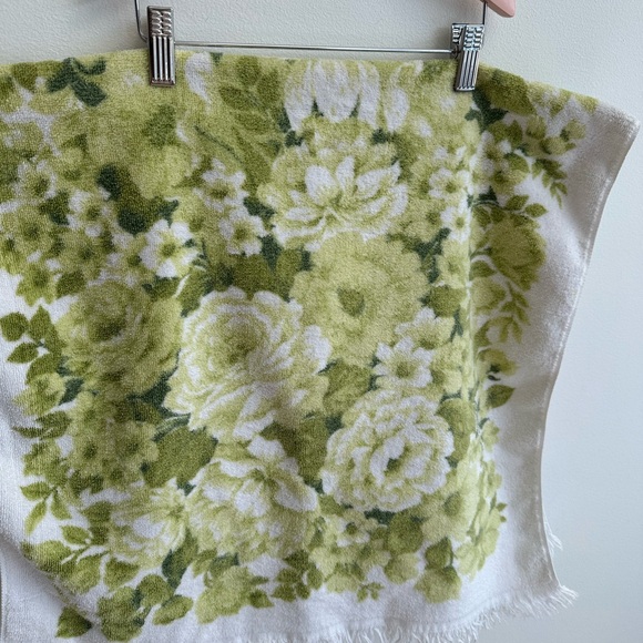 Vintage bath towel💚🤍
Caldwell, made in Canada (tag is intact) - Picture 7 of 10